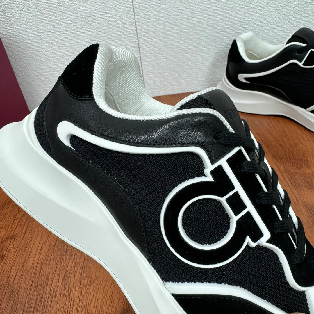 [Ferragamo] Top P: 720💰 Size: 39~44 (38 45 custom-made, non-returnable) Ferragam/Ferragamo Cancini buckle men's low-top casual shoes Spring and summer official website synchronized new thick-soled versatile sports shoes for men This urban-style casual shoe boldly combines a variety of fabrics, cleverly using high-tech mesh fabrics and smooth leather to create a unique high-end look, with side dropouts Cancini buckle, padded collar and tongue, and eye-catching lightweight rubber sole make the design even more sophisticated! The perfect blend of style and comfort. , the shoe body is outlined with exquisite lines, embellished with iconic elements, and equipped with comfortable sole technology to boost your pace. Whether you are walking on the street or exercising, you can show your extraordinary charm. .